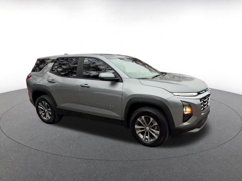 Used 2025 Chevrolet Equinox LT image 2