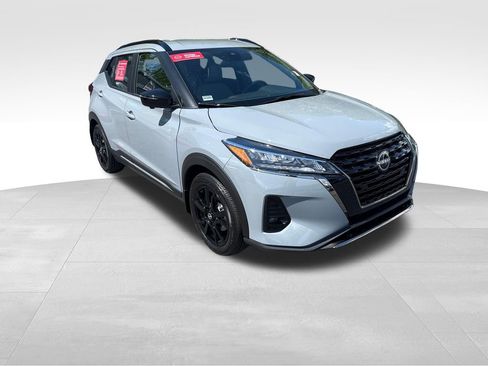 Used 2023 Nissan Kicks SR w/ SR Premium Package FWD image 8
