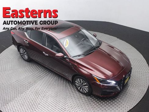 Used 2024 Nissan Altima 2.5 SV w/ SV Premium Package AWD/4WD image 3