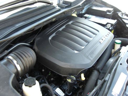 Used 2013 Chrysler Town & Country Touring image 23