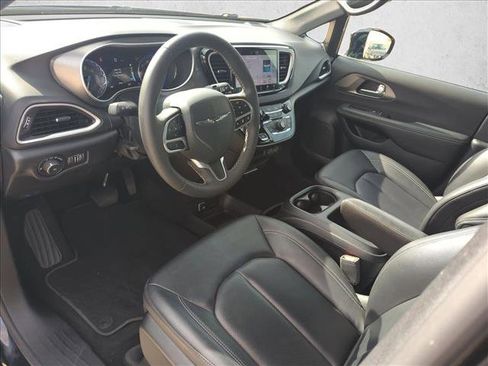 Used 2025 Chrysler Pacifica Select image 10