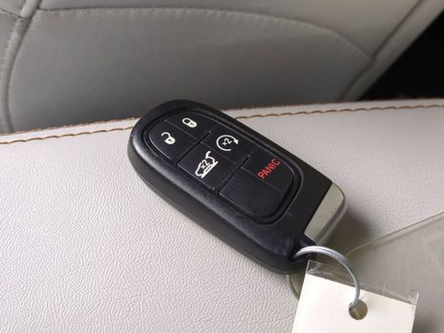 Used 2019 Jeep Cherokee Limited image 37