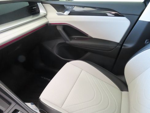 New 2026 Volkswagen Tiguan SE FWD image 19