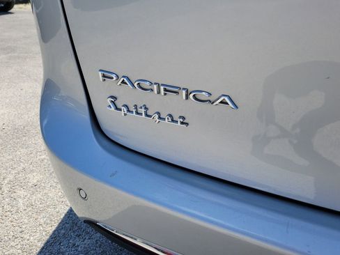 Used 2024 Chrysler Pacifica Touring-L image 5