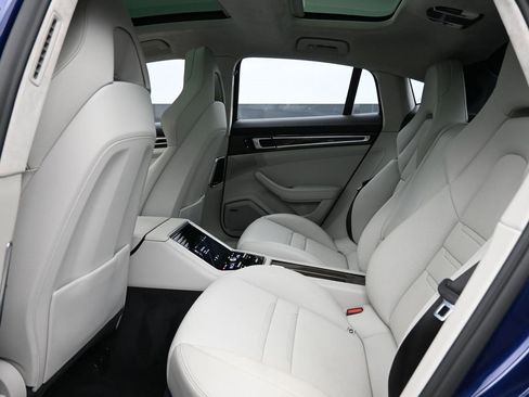 Used 2021 Porsche Panamera GTS w/ Premium Package image 21