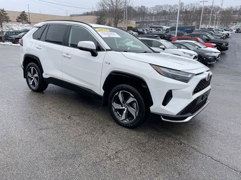 Used 2023 Toyota RAV4 SE w/ Weather & Moonroof Package image 6