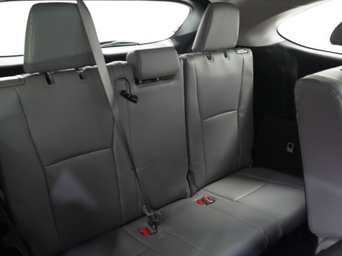 Used 2025 Toyota Highlander XLE AWD/4WD image 17