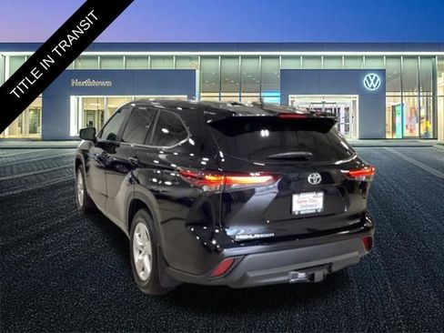 Used 2024 Toyota Highlander LE AWD/4WD image 3