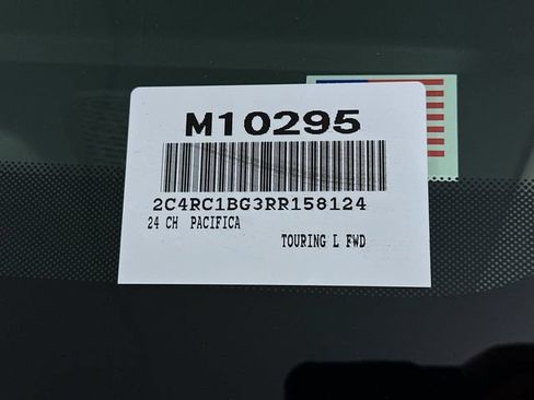 Used 2024 Chrysler Pacifica Touring-L FWD image 31