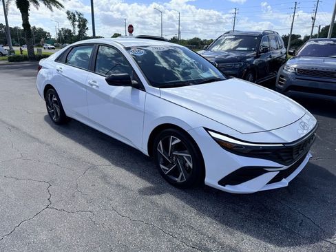 Used 2025 Hyundai Elantra Sport image 4