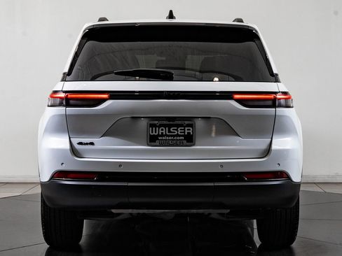 Used 2024 Jeep Grand Cherokee Altitude image 7