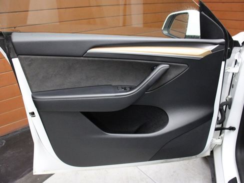 Used 2023 Tesla Model Y 2WD image 19