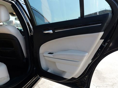 Used 2018 Chrysler 300 Limited image 31