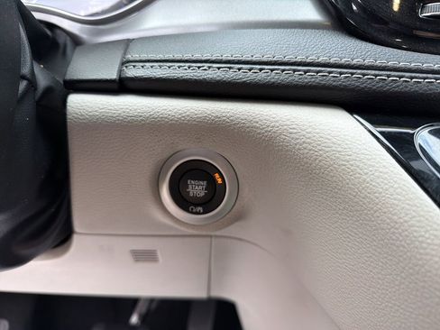 Used 2024 Chrysler Pacifica Limited FWD image 23