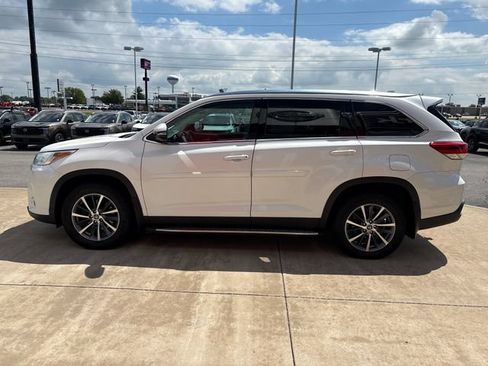 Used 2019 Toyota Highlander XLE AWD/4WD image 2