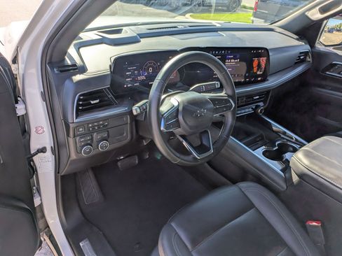 Used 2025 Chevrolet Suburban Z71 AWD/4WD image 17