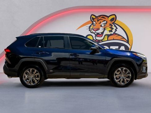 Used 2022 Toyota RAV4 XLE Premium AWD/4WD image 4