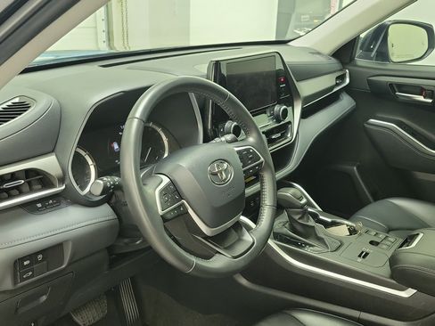 Certified 2024 Toyota Highlander XLE FWD image 16