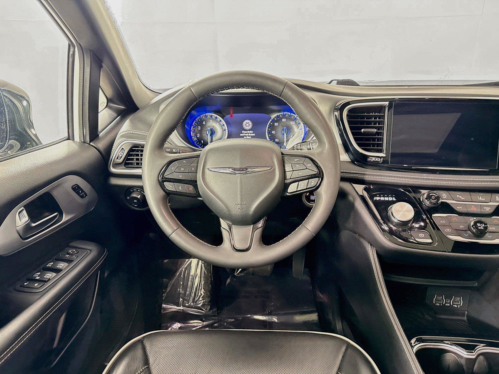 Used 2025 Chrysler Pacifica Limited FWD image 33