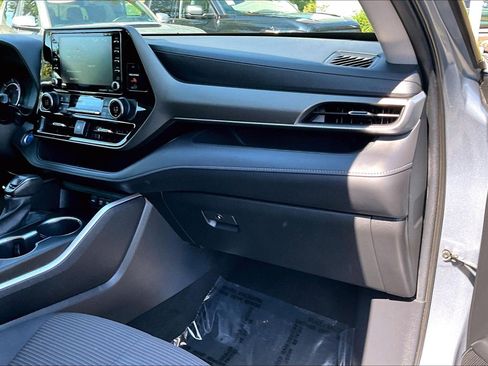 Used 2021 Toyota Highlander LE AWD/4WD image 15