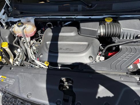 Used 2023 Chrysler Pacifica Touring-L FWD image 27
