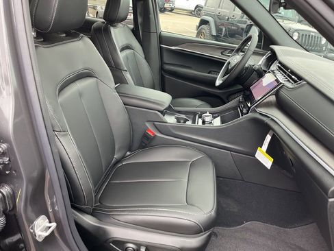 New 2025 Jeep Grand Cherokee Limited w/ Black Appearance Package image 32