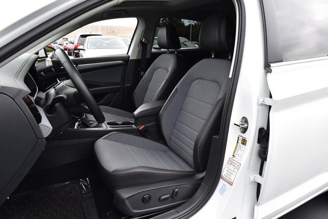 Used 2025 Volkswagen Jetta SE FWD image 20