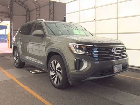 Used 2025 Volkswagen Atlas SEL AWD/4WD image 1