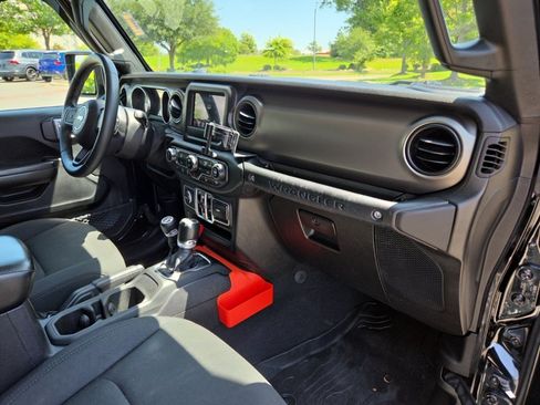 Used 2018 Jeep Wrangler Unlimited Sport S AWD/4WD image 34