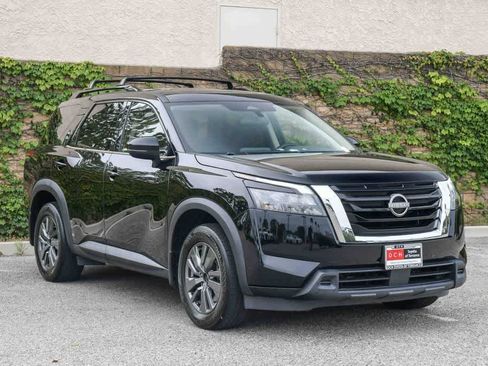 Used 2024 Nissan Pathfinder SV w/ SV Premium Package FWD image 3