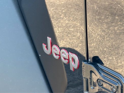 Used 2022 Jeep Wrangler Rubicon w/ LED Lighting Group AWD/4WD image 6
