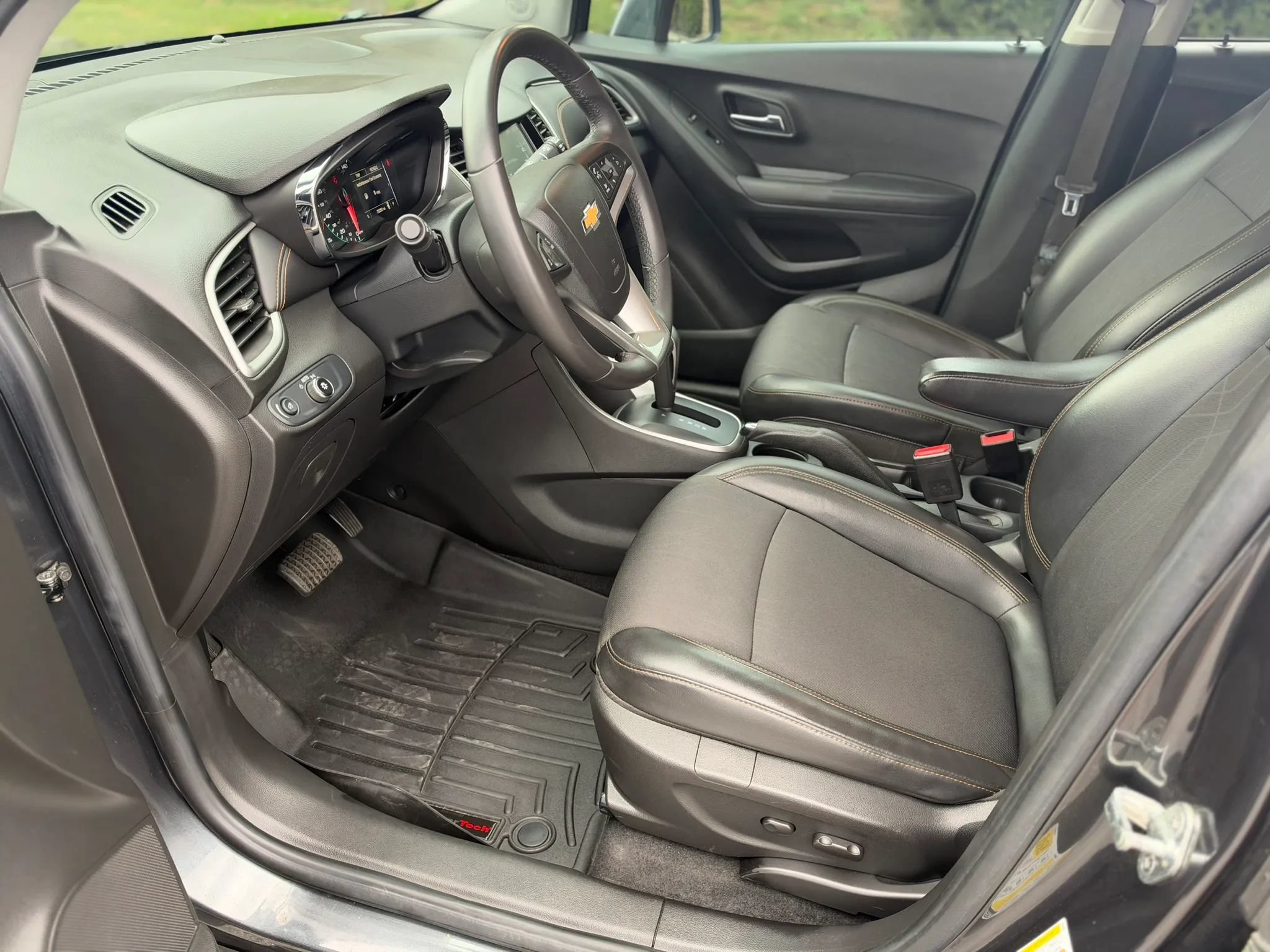 Used 2017 Chevrolet Trax LT w/ LT Convenience Package FWD image 9