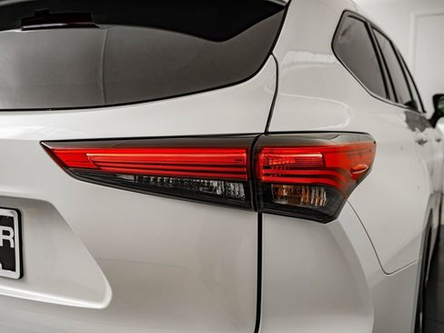 Used 2021 Toyota Highlander Limited image 9