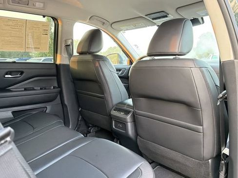 Used 2025 Nissan Pathfinder SL FWD image 19