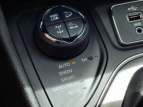 Used 2019 Jeep Cherokee Trailhawk AWD/4WD image 22