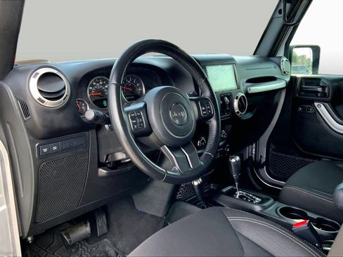 Used 2018 Jeep Wrangler Unlimited Rubicon w/ Connectivity Group AWD/4WD image 15
