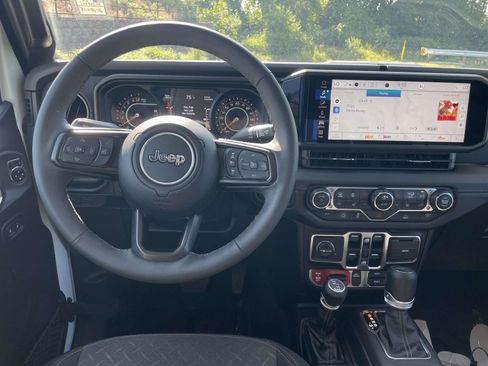 Used 2025 Jeep Gladiator Mojave w/ Convenience Group AWD/4WD image 13