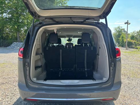 Used 2022 Chrysler Pacifica Touring-L FWD image 9