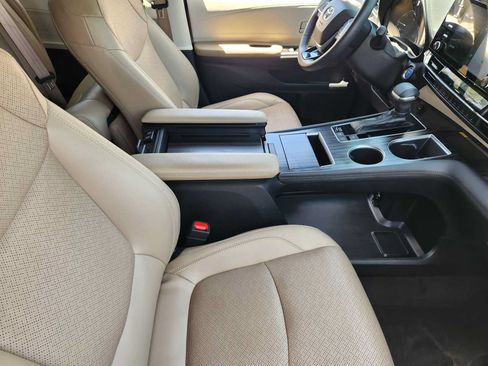 Used 2021 Toyota Sienna Limited FWD image 13
