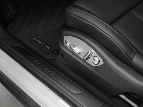 Certified 2026 Porsche Macan AWD/4WD image 25