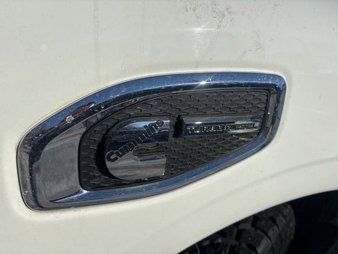 Used 2019 Nissan Titan SV image 9