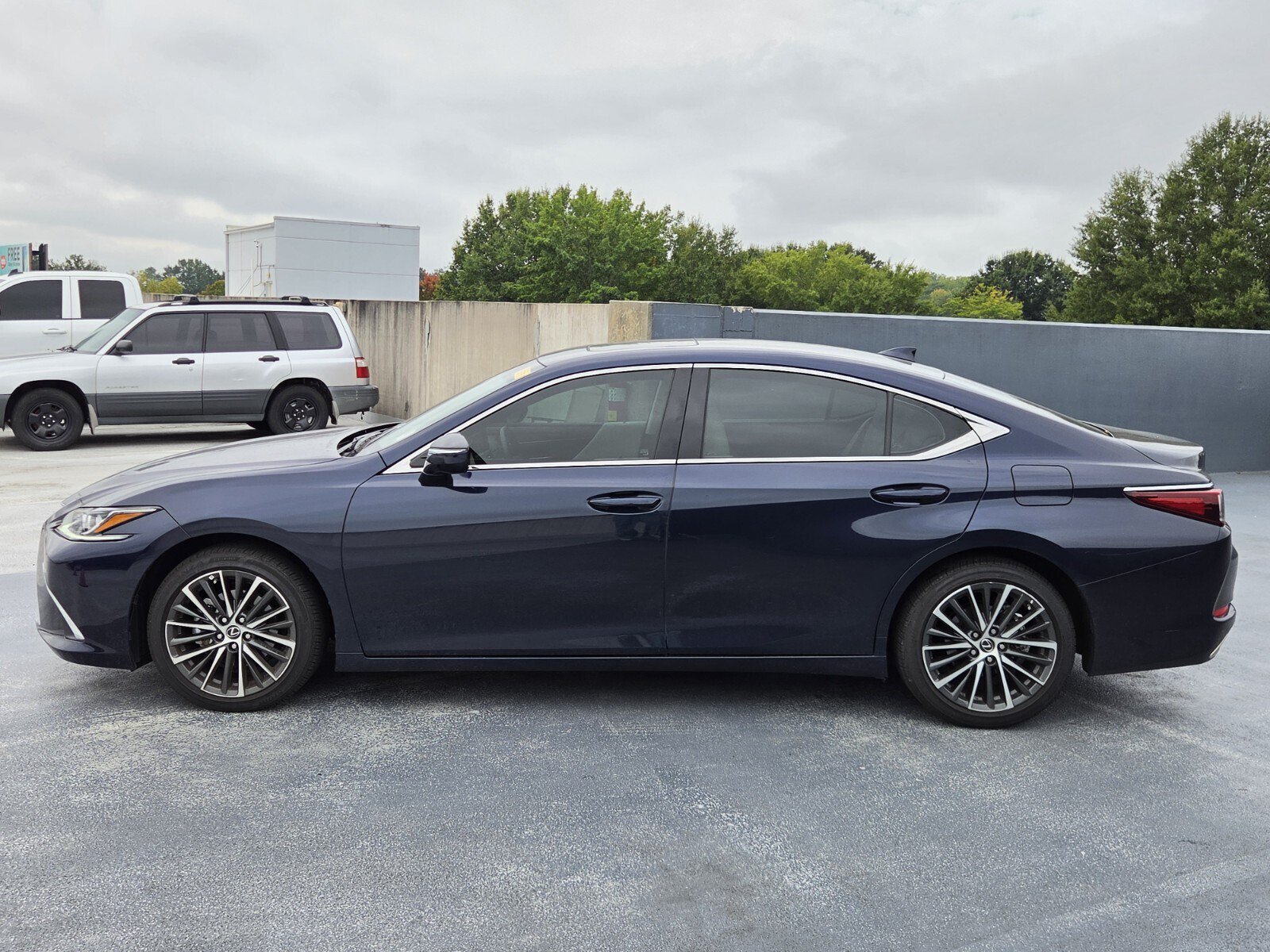 Used 2025 Lexus ES 350 w/ Premium Package FWD image 2