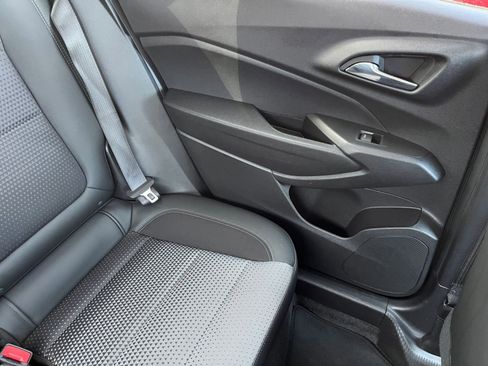 Used 2025 Chevrolet Trax LT image 36