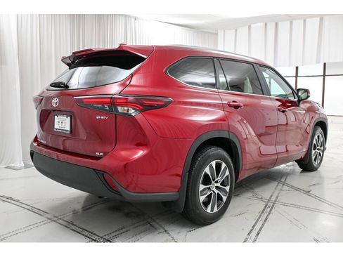 Used 2025 Toyota Highlander XLE image 7