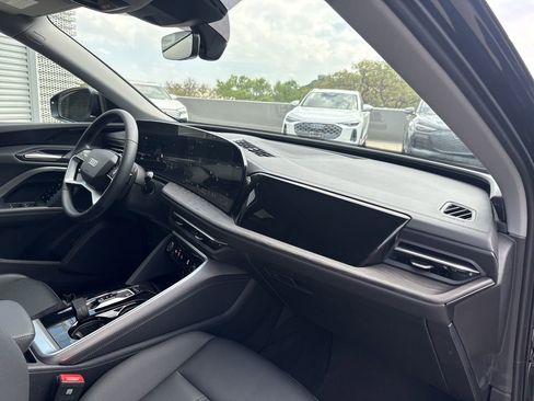 Used 2025 Audi Q5 Premium w/ Convenience Package image 15