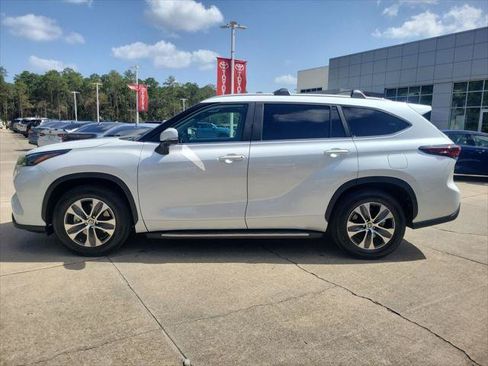Certified 2024 Toyota Highlander XLE FWD image 2