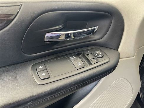 Used 2015 Dodge Grand Caravan American Value Package w/ UConnect Hands-Free Group FWD image 12