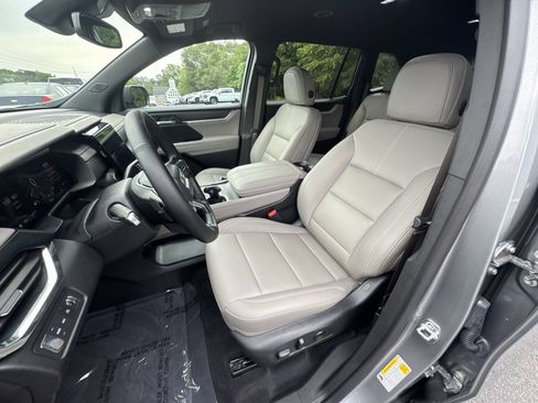 Certified 2025 GMC Acadia Elevation w/ Elevation Premium Package AWD/4WD image 13