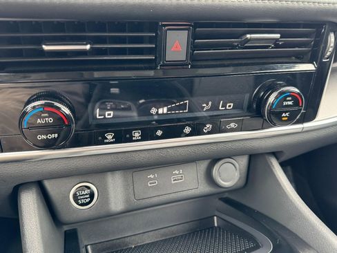 Used 2023 Nissan Rogue SV image 18