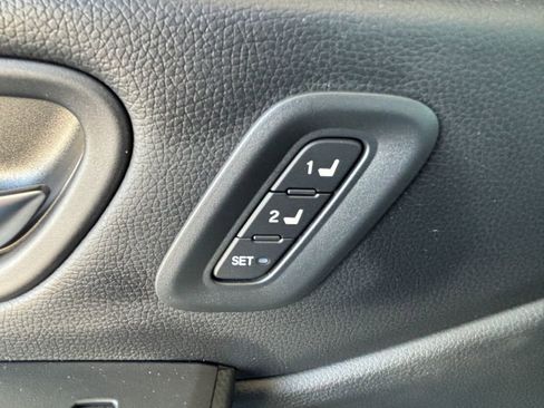 Used 2025 Honda Pilot EX-L image 28